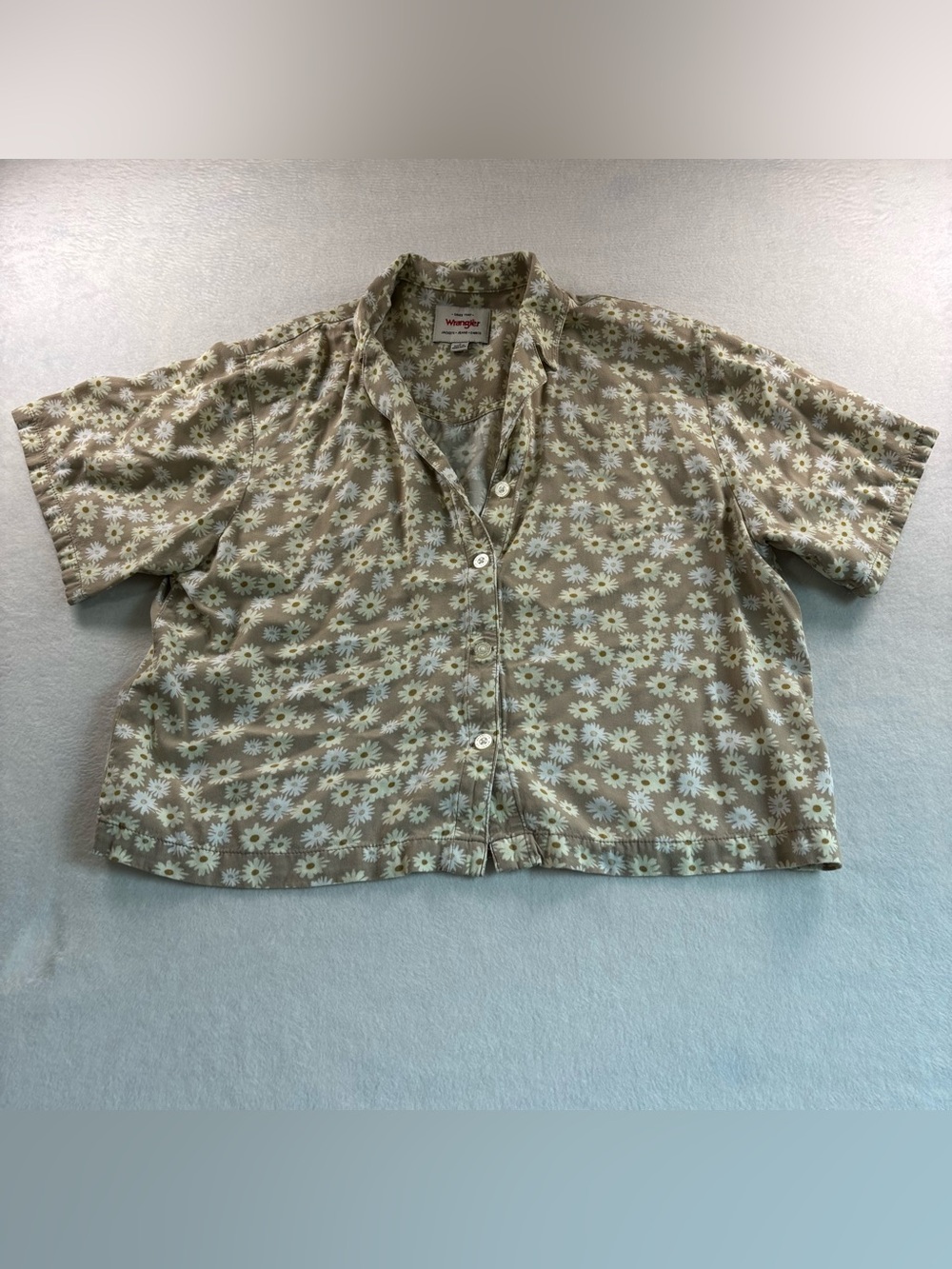 Wrangler Floral Shirt Jacket in Beige with White Daisies